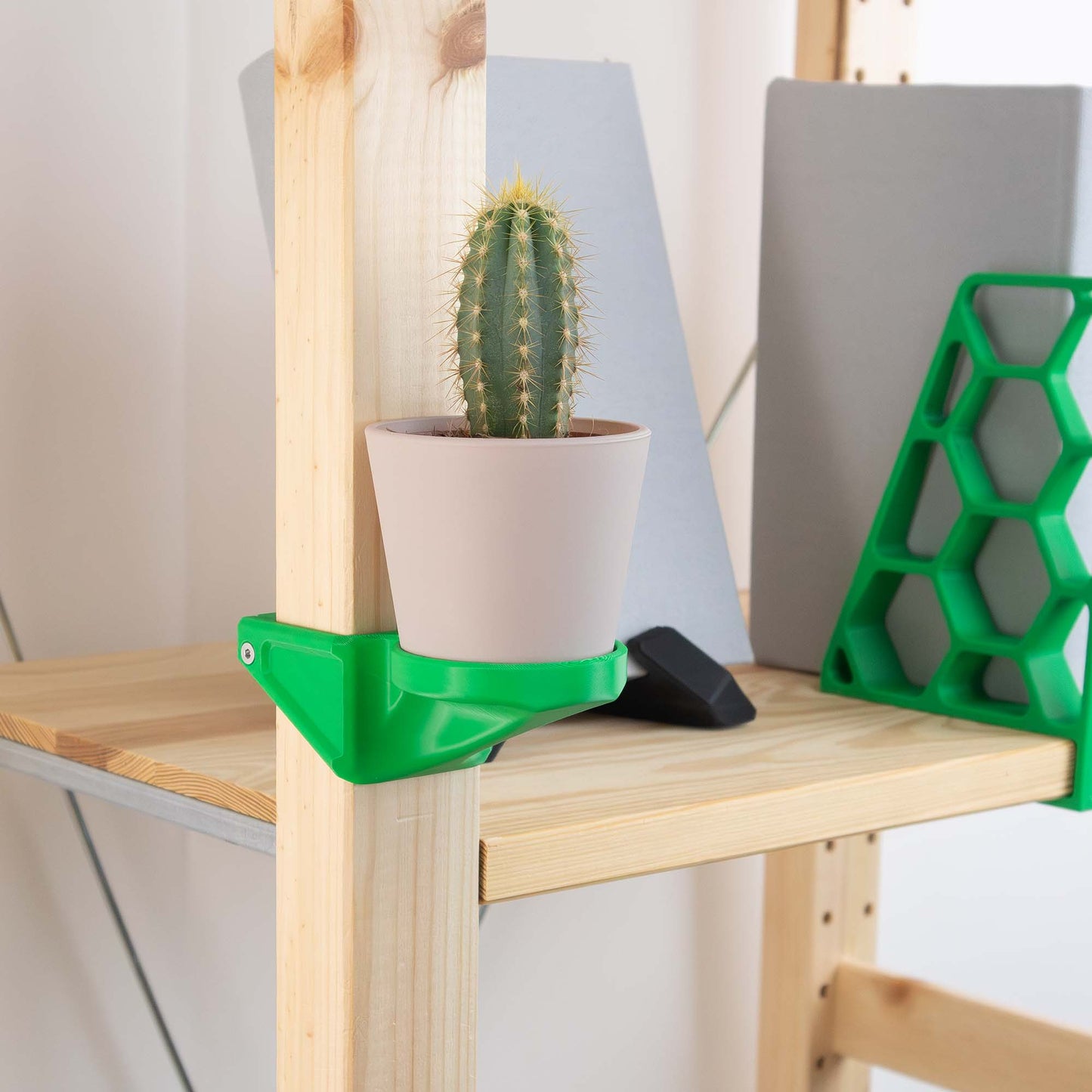 IKEA IVAR Pflanzenhalter vorne und stehend, Sansevieria & Cactaceae | 3D-gedruckter Übertopfhalter stabil und modern im Design